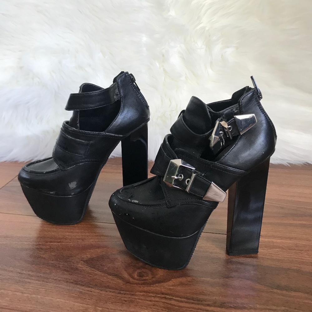 Platform Buckle Boots - US 5